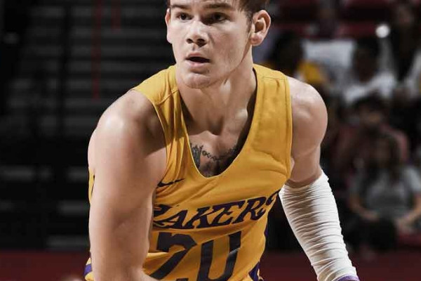奥兰多魔术队签约两届NBA扣篮冠军麦克·麦克朗